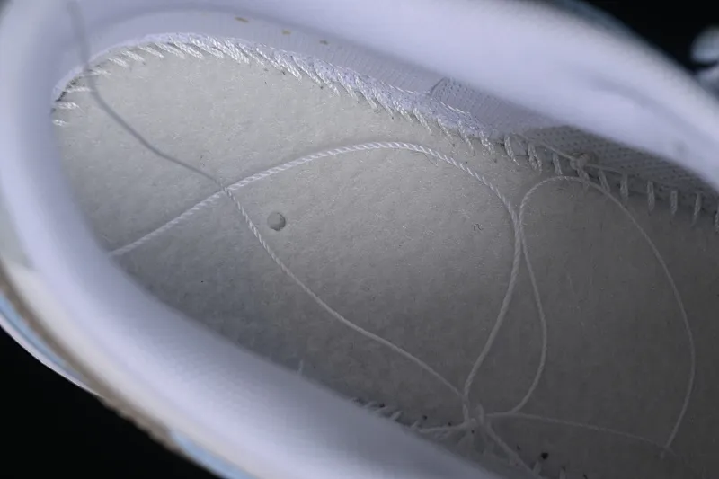 All categories Nk SB Dunk series Nk SB Dunk Low low-top sneakers Nk Dunk Pure "Platinum" Little Bear Story White Blue Brown Simple and versatile SB strap low-top casual sneakers DV0831-101